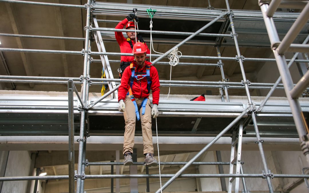 Cosa si impara in un corso per ambienti confinati o lavori in quota